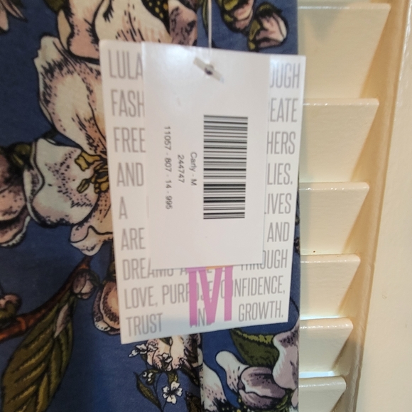 Lularoe Carly. Medium. - Picture 2 of 4